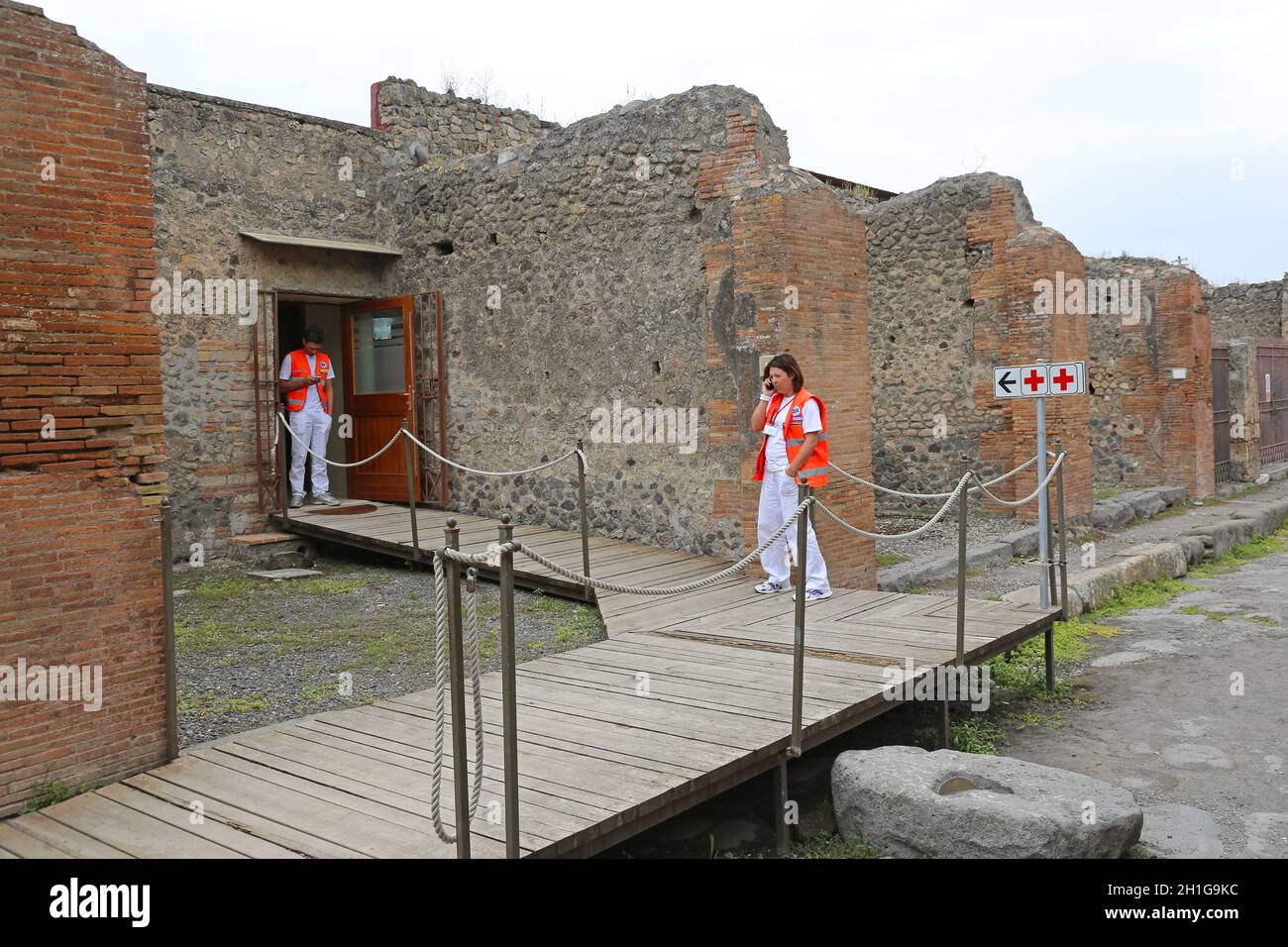 Pompei, Italia - 25 giugno 2014: Medici di fronte alla Stazione Medica ambulanza nelle antiche rovine di Pompei, Italia. Foto Stock