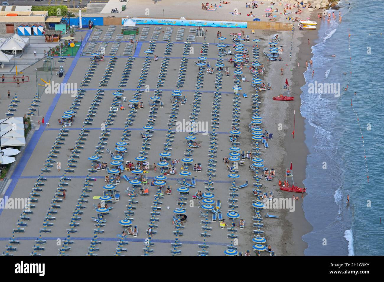 Vietri Sul Mare, Italia - 27 Giugno 2014: pomeriggio presso la grande spiaggia sabbiosa di Vietri Sul Mare vicino a Salerno, Italia. Foto Stock