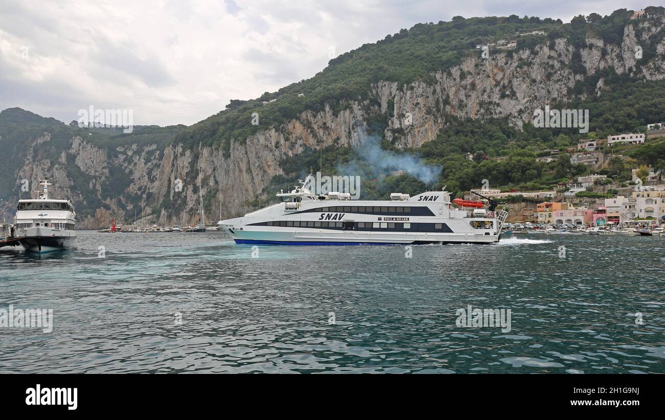 Capri, Italia - 26 Giugno 2014: Barche veloci a Port Marina Grande all'Isola di Capri. Foto Stock