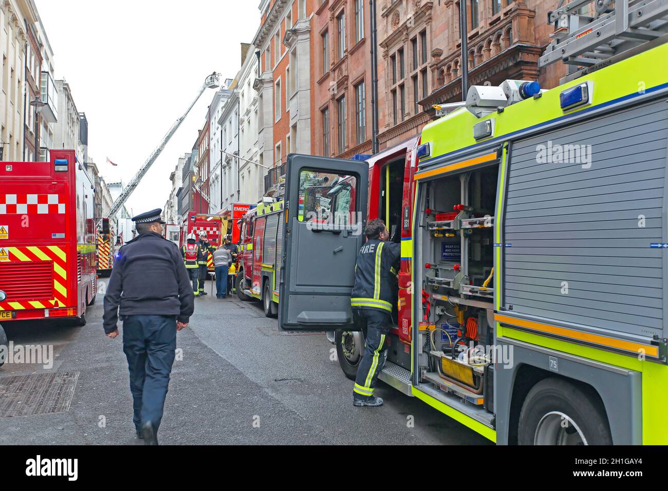 Londra, Regno Unito - 28 gennaio 2013: Vigili del fuoco Brigata di emergenza con attrezzature a Albemarle Street a Londra, Regno Unito. Foto Stock