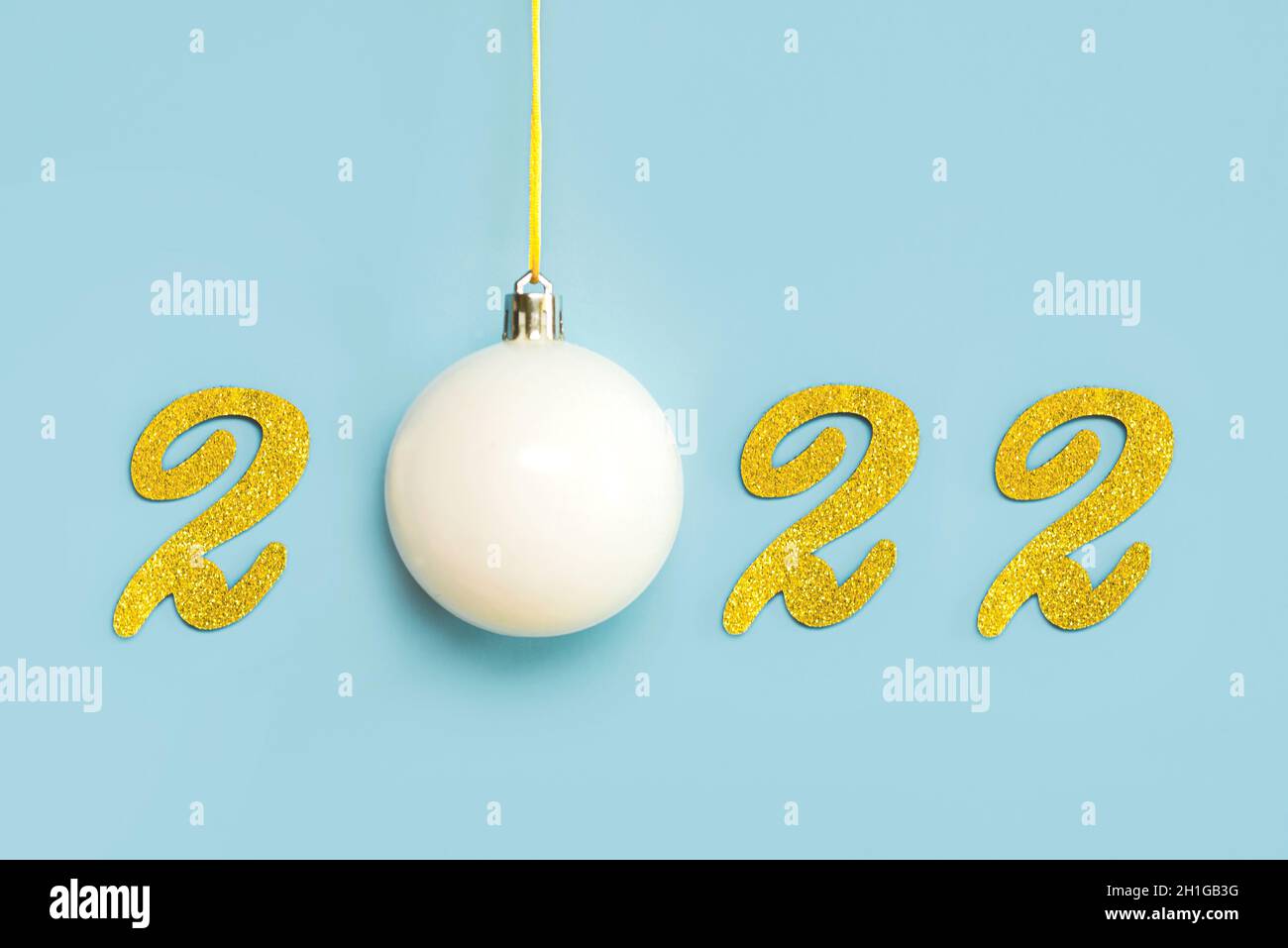 Felice anno nuovo 2022. Numeri d'oro 2022 e pallina bianca di natale su sfondo blu. Sfondo del concetto di celebrazione della vigilia di Capodanno Foto Stock