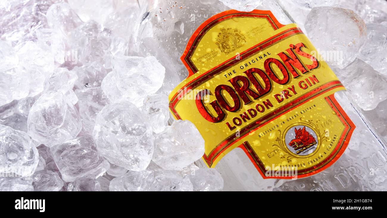 POZNAN, POL - 18 GIU 2020: Bottiglia di Gordon's London Dry, un marchio del London Dry Gin più venduto al mondo. È di proprietà della British Spirits comp Foto Stock