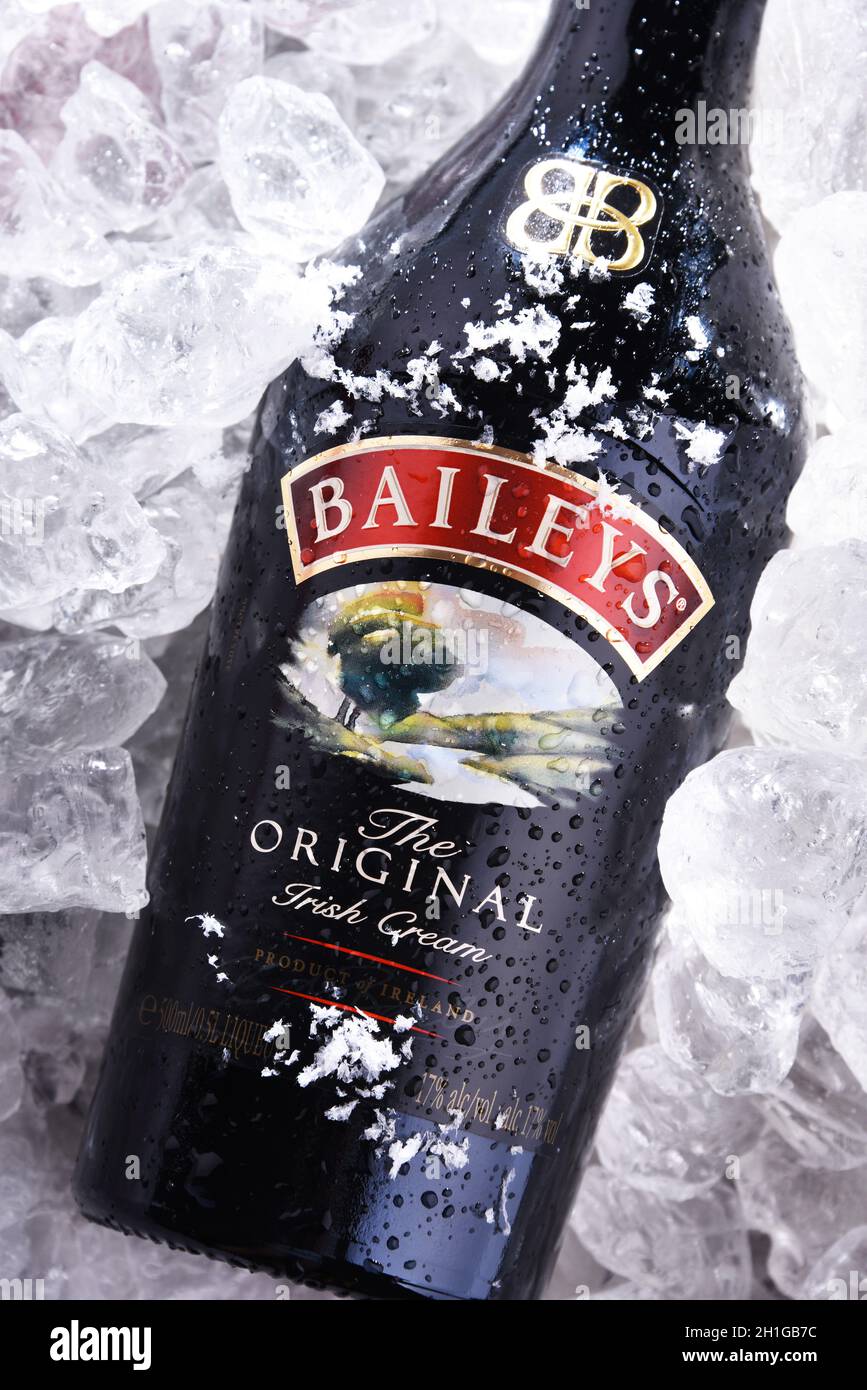 POZNAN, POL - 18 GIU 2020: Bottiglia di Baileys Irish Cream, un liquore irlandese a base di whisky e crema, prodotto da Gilbeys d'Irlanda. Marchio attualmente proprietario Foto Stock