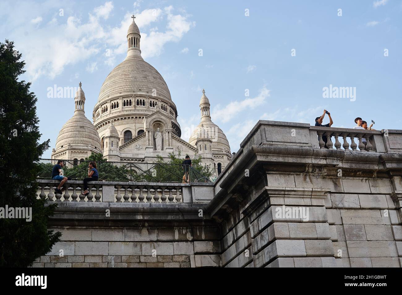 Parigi, Francia - Luglio 2019: I turisti che fanno foto e guardano su Parigi dal punto di vista situato appena giù le scale della Basilica del Sacro Foto Stock
