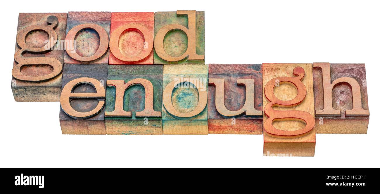 Abbastanza buono - parola astratta nel tipo di legno della pressa della lettera d'annata, fiducia di sè, soddisfazione e concetto personale di sviluppo Foto Stock