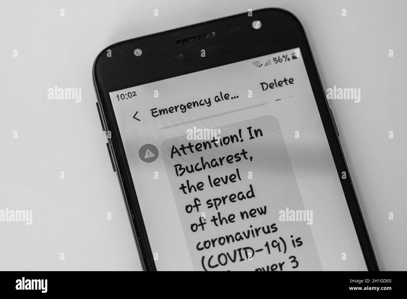 Le autorità annunciano un avviso di emergenza su Covid a Bucarest; messaggio su uno smartphone Foto Stock