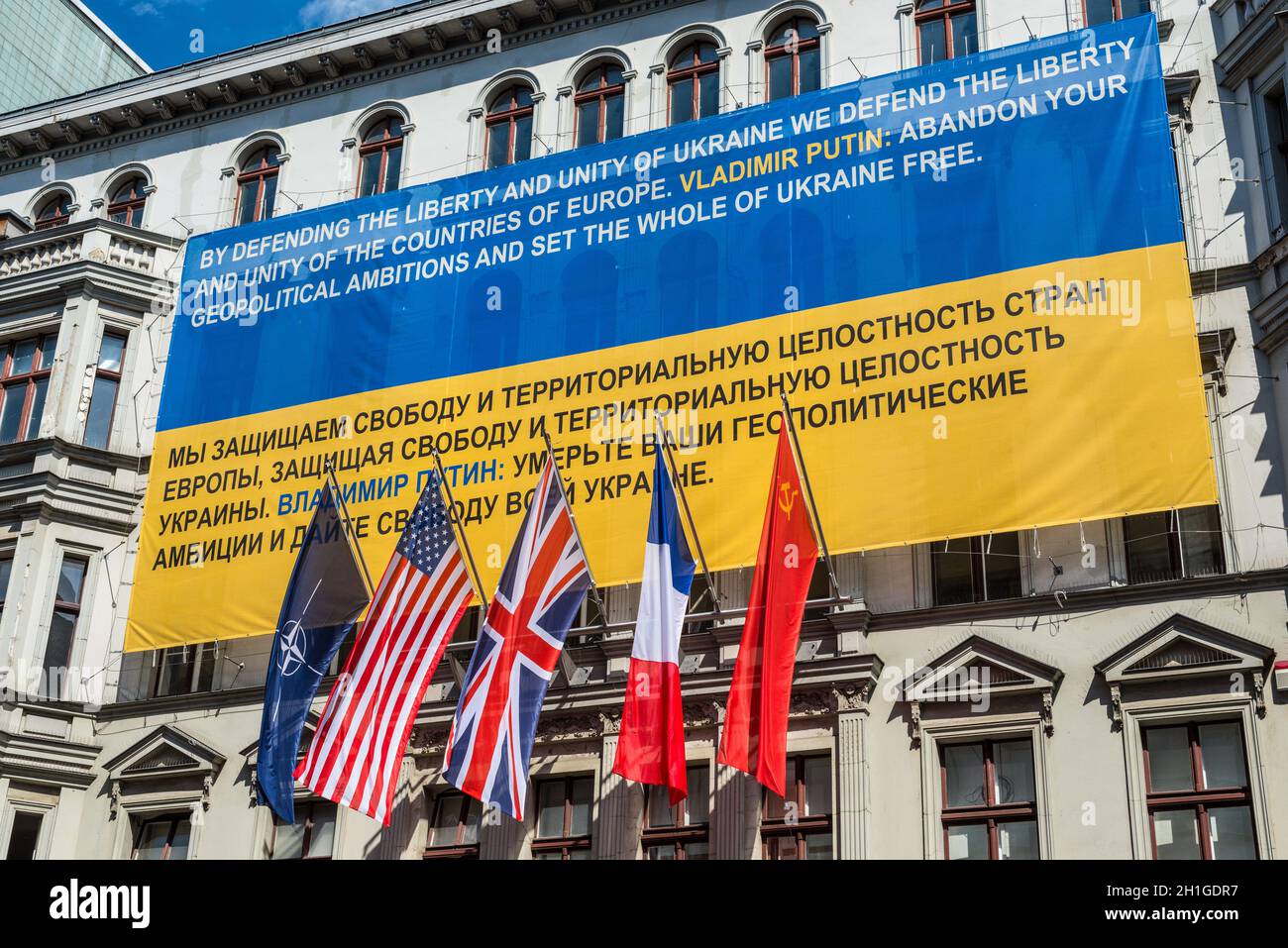 Berlino, Germania - 28 Maggio 2017: bandiere dell'Ucraina, della NATO, Stati Uniti d'America, Regno Unito e Francia, ex URSS sulla parete dell'Haus am Checkpoint Charlie come solidarit Foto Stock