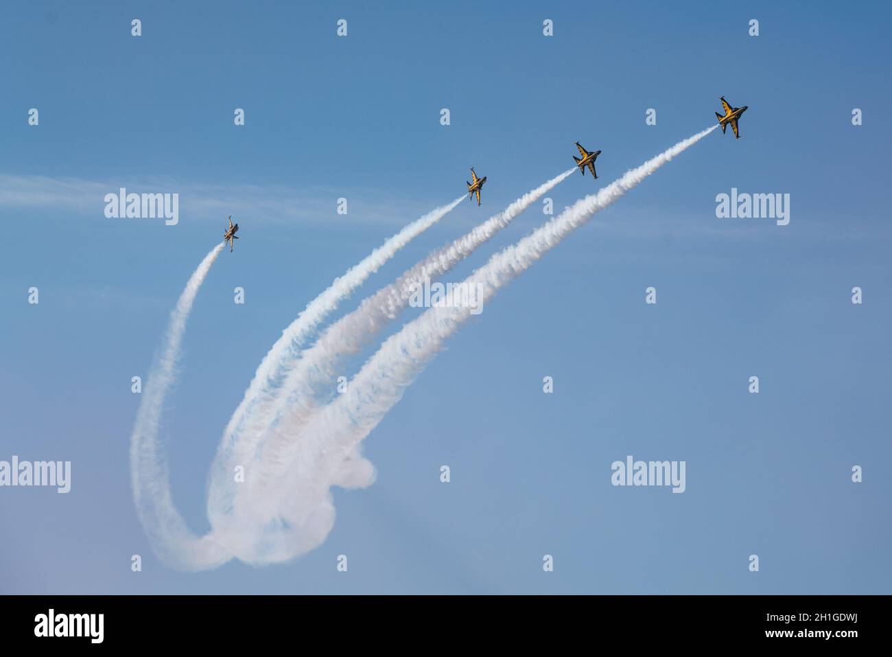 Seongnam, Corea del Sud. 18 Ott 2021. Republic of Korea Air Force (ROKAF), il team "Black Eagles" si esibirà durante una giornata stampa per la Seoul International Aerospace and Defense Exhibition (ADEX) 2021 presso l'aeroporto militare di Seongnam.Seoul International Aerospace and Defense Exhibition (ADEX) 2021 si terrà dal 19 al 23 ottobre. Credit: SOPA Images Limited/Alamy Live News Foto Stock