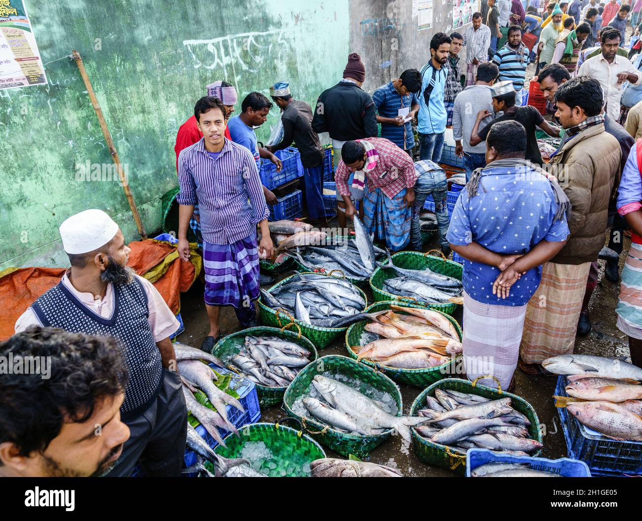 Chittagong, Bangladesh, 23 dicembre 2017: Venditori di pesce al mercato vicino al fiume Karnafuli a Chittagong Foto Stock