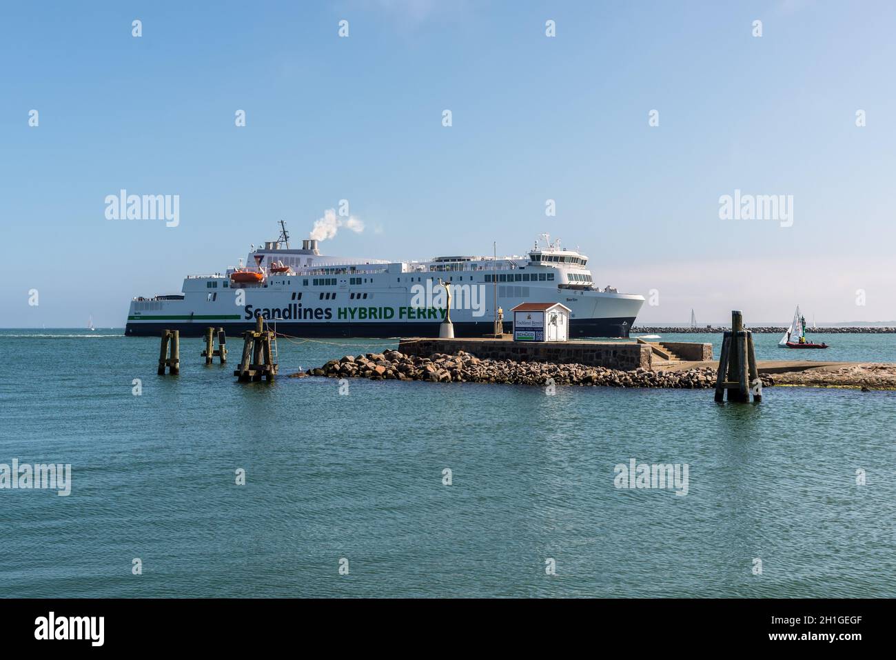 Rostock, Germania - 26 Maggio 2017: Il nuovo traghetto di Berlino German-Danish operatore di navi traghetto Scandlines AG è la vela nel porto di Rostock, Mecklenbur Foto Stock