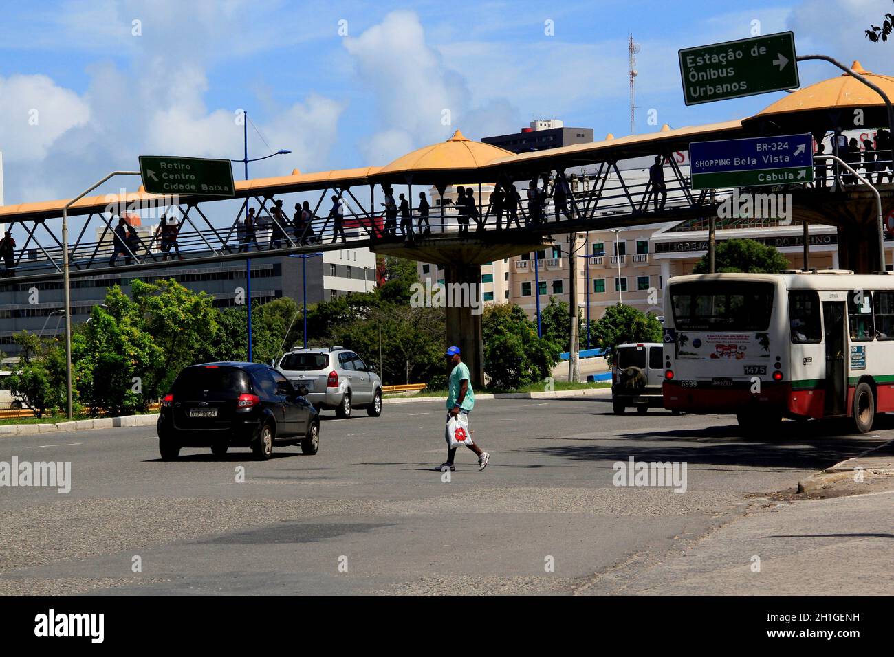 salvador, bahia / brasile - 22 agosto 2013: Pedoni che attraversano una pista auto sotto un passaggio pedonale nella città di Salvador. Foto Stock