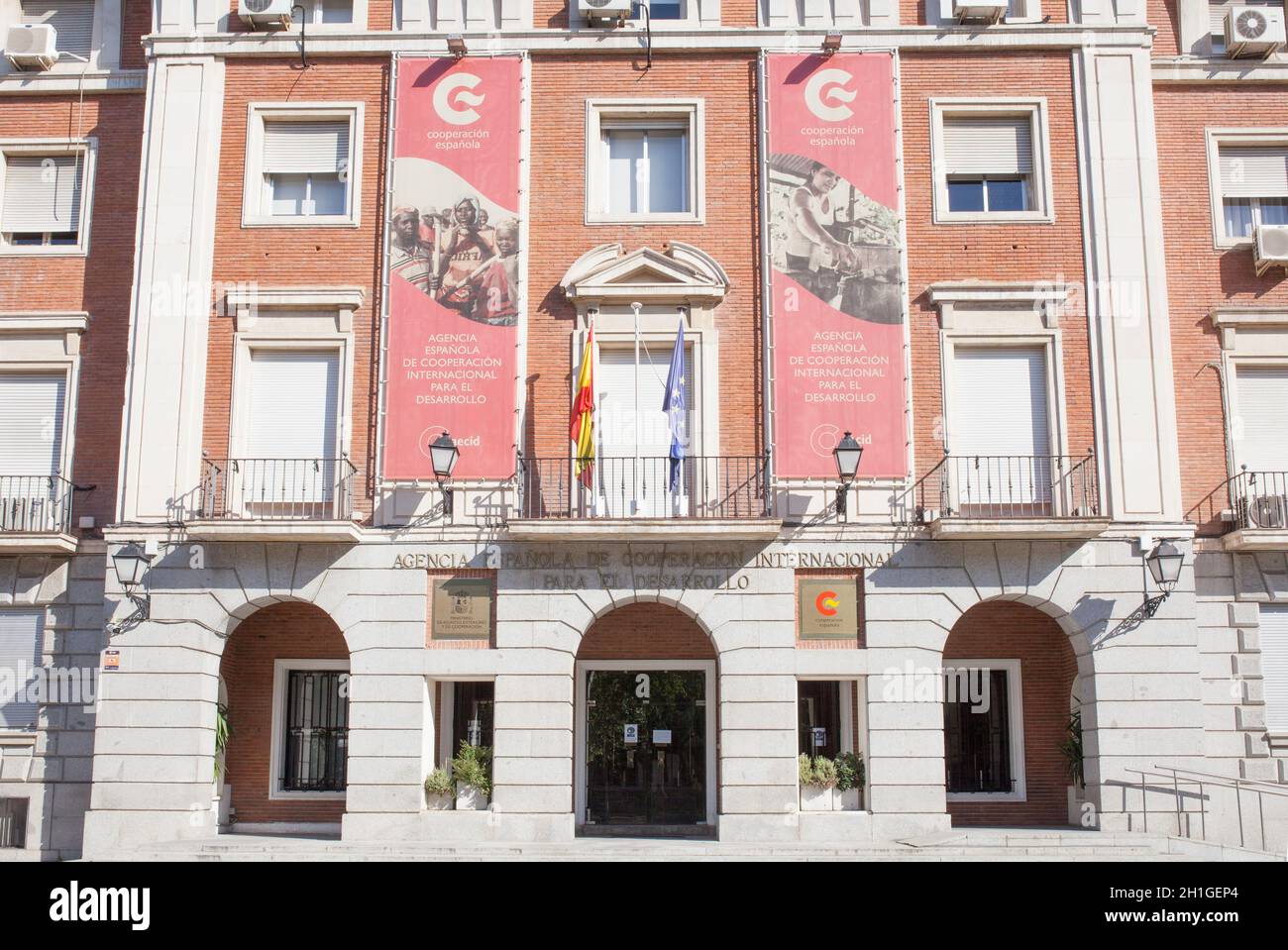 Madrid, Spagna - 11 luglio 2020: Agenzia spagnola per la cooperazione internazionale allo sviluppo (AECID) costruzione all'aperto Foto Stock