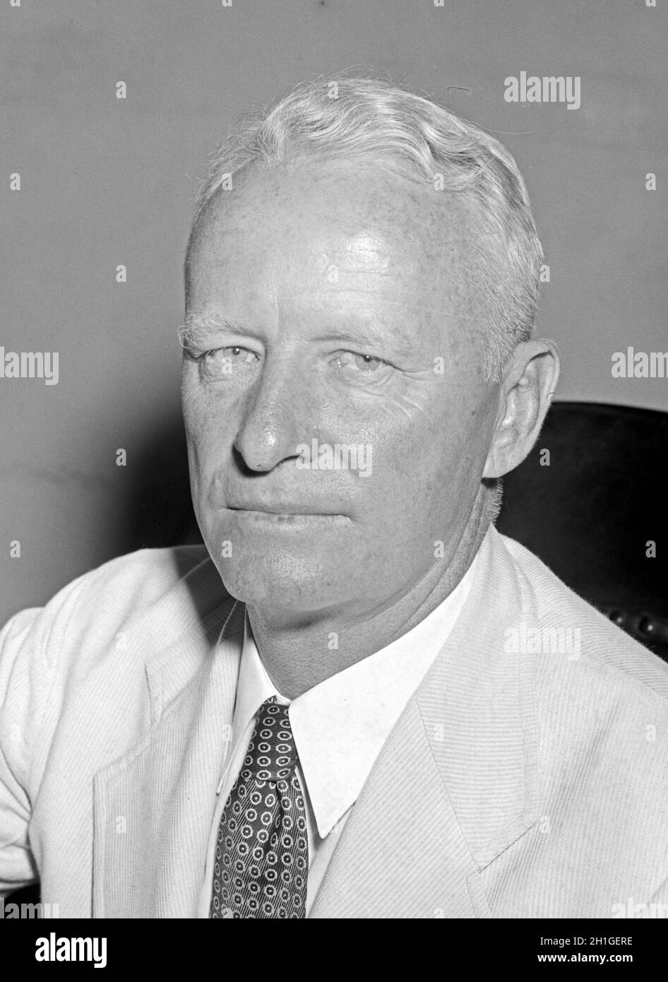 Chester William Nimitz (1885 – 1966) flotta ammiraglio della Marina degli Stati Uniti. Ha giocato un ruolo importante nella storia navale della seconda guerra mondiale come comandante in capo, flotta del Pacifico degli Stati Uniti e comandante in capo, aree dell'Oceano Pacifico, comandando le forze dell'aria, della terra e del mare alleate durante la seconda guerra mondiale Foto Stock