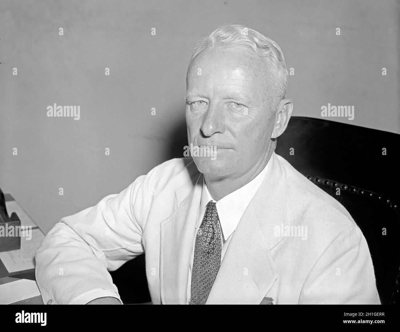 Chester William Nimitz (1885 – 1966) flotta ammiraglio della Marina degli Stati Uniti. Ha giocato un ruolo importante nella storia navale della seconda guerra mondiale come comandante in capo, flotta del Pacifico degli Stati Uniti e comandante in capo, aree dell'Oceano Pacifico, comandando le forze dell'aria, della terra e del mare alleate durante la seconda guerra mondiale Foto Stock