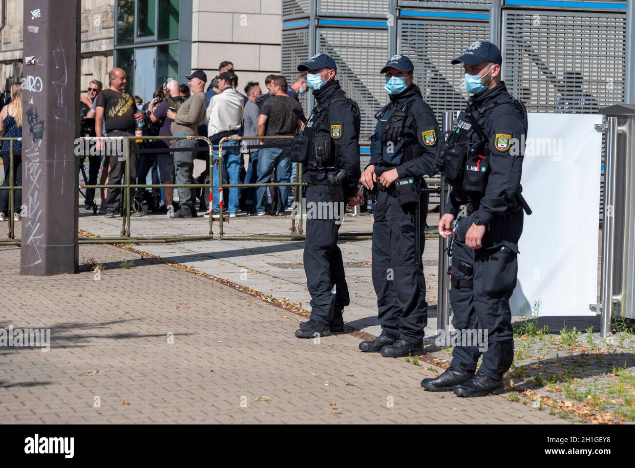 Germania, Sassonia-Anhalt, Magdeburg, 21 luglio 2020: Prima dell'inizio del processo di Stephan B., accusato di omicidio multiplo, gli agenti di polizia tedeschi si stan Foto Stock