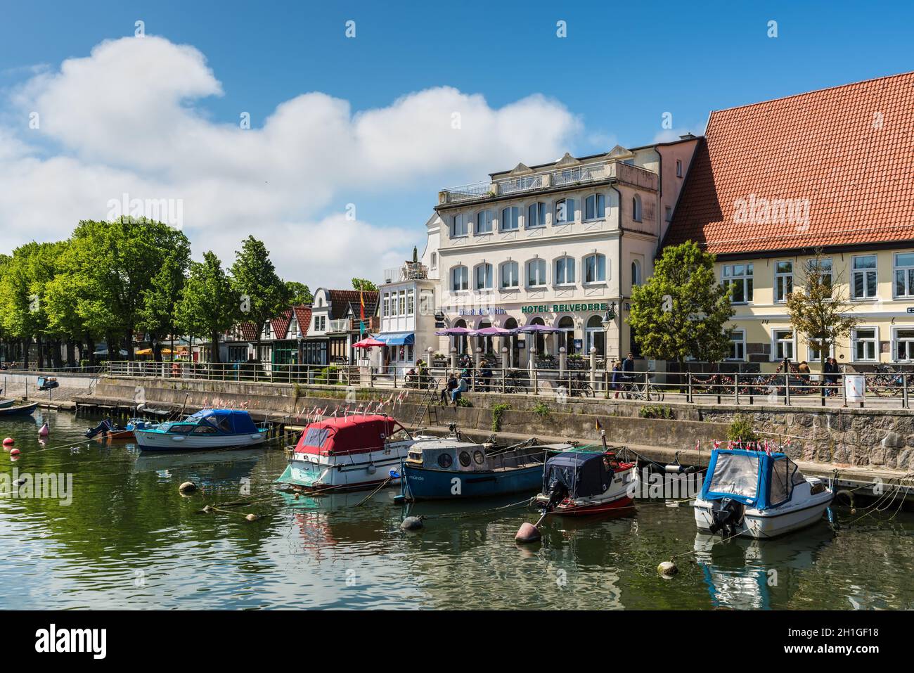 Rostock, Germania - 26 Maggio 2017: Barche appoggio nel tranquillo Alter Strom Canal su questa primavera calda giornata Warnemunde, Rostock, Meclemburgo Po Foto Stock