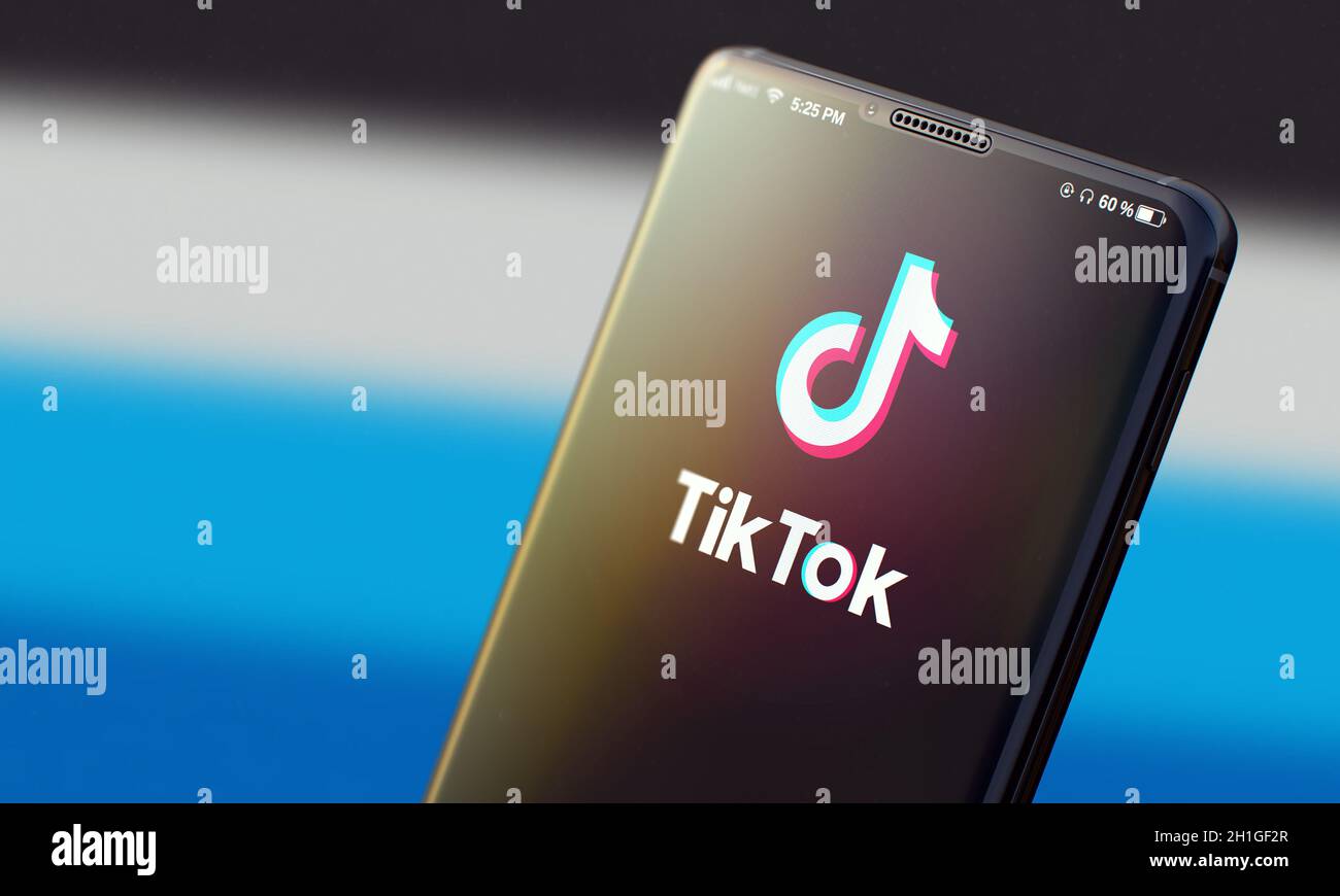 KIEV, UCRAINA-GIUGNO, 2020: TIKTOK. Studio shot dello smartphone con l'applicazione Tiktok Mobile su sfondo sfocato. Foto Stock