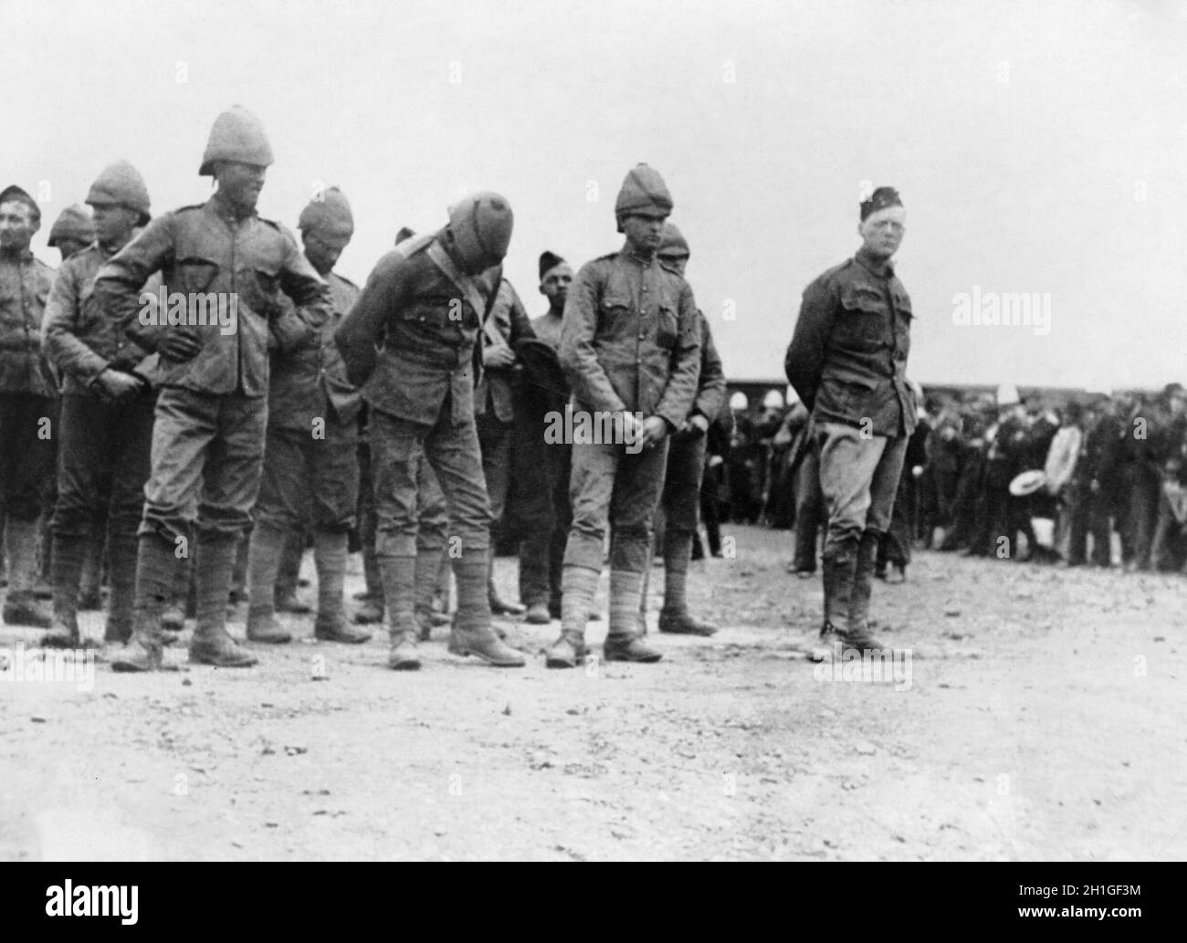 La seconda Anglo - Guerra Boera, Sud Africa 1899 - 1902 Come corrispondente di guerra per il Morning Post, Winston Churchill fu catturato dai Boers durante il viaggio in treno blindato che è stato distrutto. L'immagine mostra: un gruppo di detenuti, con Churchill sulla destra. Foto Stock