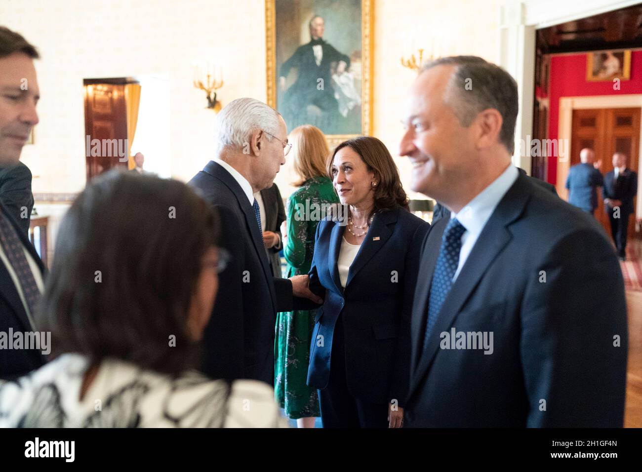 Washington, Stati Uniti d'America. 15 luglio 2021. Il Vice Presidente degli Stati Uniti Kamala Harris e il secondo Gentleman Douglas Emhoff salutano gli ospiti ad un ricevimento a cena per il Cancelliere tedesco Angela Merkel e suo marito il professor Joachim Sauer nella Camera Blu della Casa Bianca Luglio 15, 2021in Washington, D.C. Credit: Lawrence Jackson/White House Photo/Alamy Live News Foto Stock