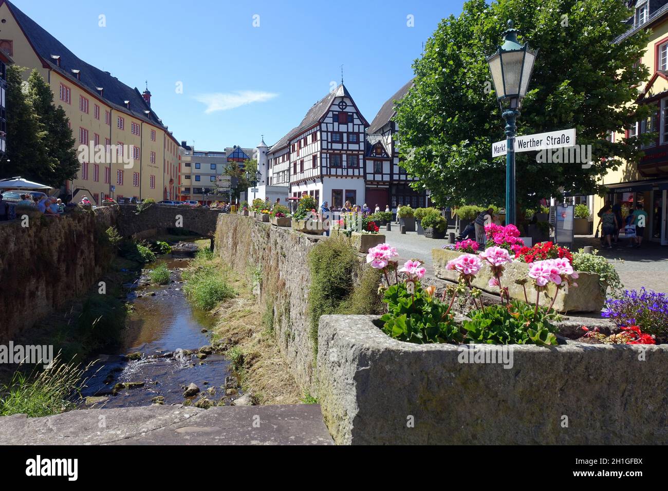 denkmalgeschützte Häuser an der Erft in der historischen Altstadt, Links das städtische St.-Michael-Gymnasium, Bad Münstereifel, Nordrhein-Westfalen, Foto Stock