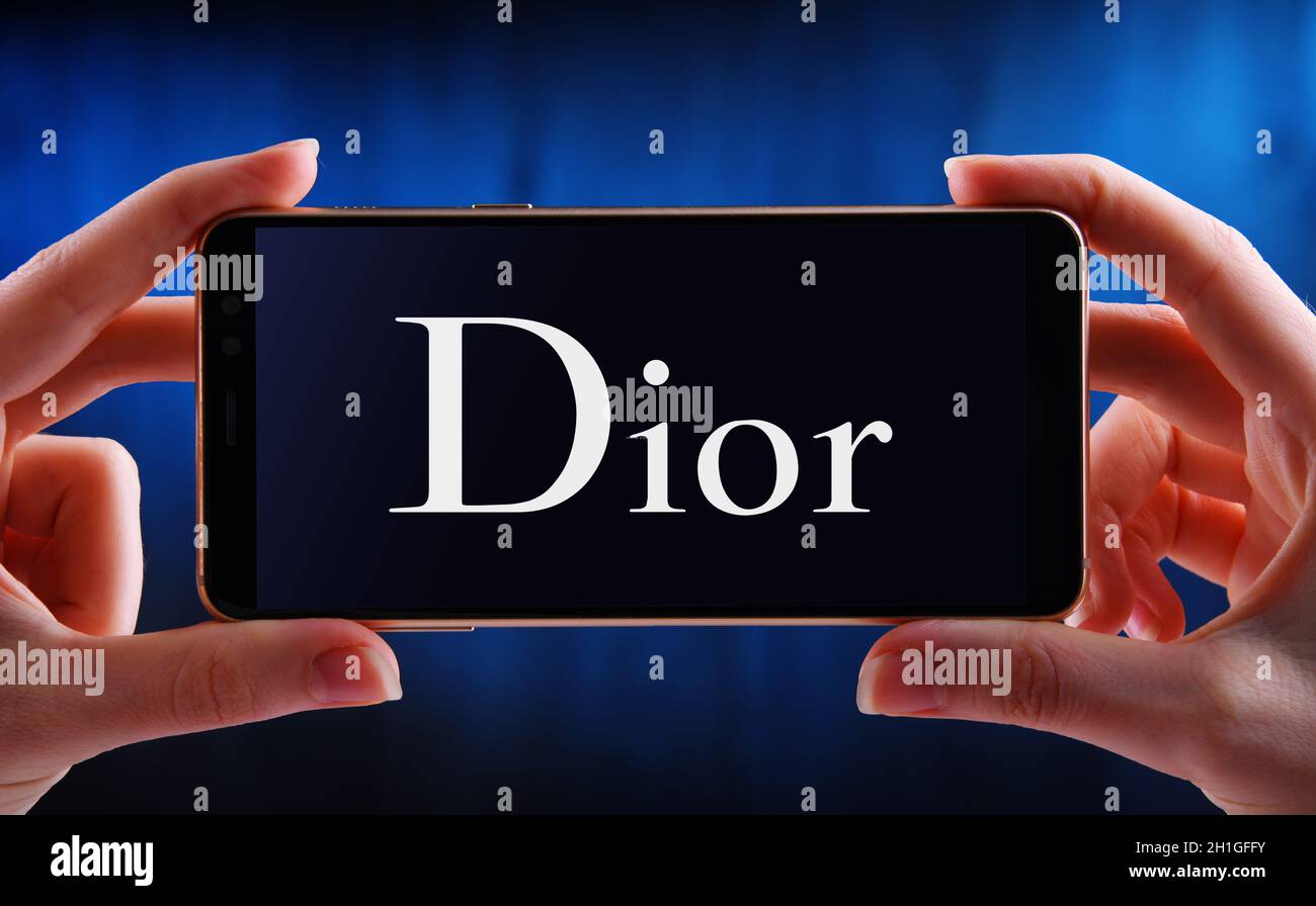 POZNAN, POL - 12 GIU 2020: Smartphone portatile con logo di Dior, un'azienda francese di prodotti di lusso Foto Stock