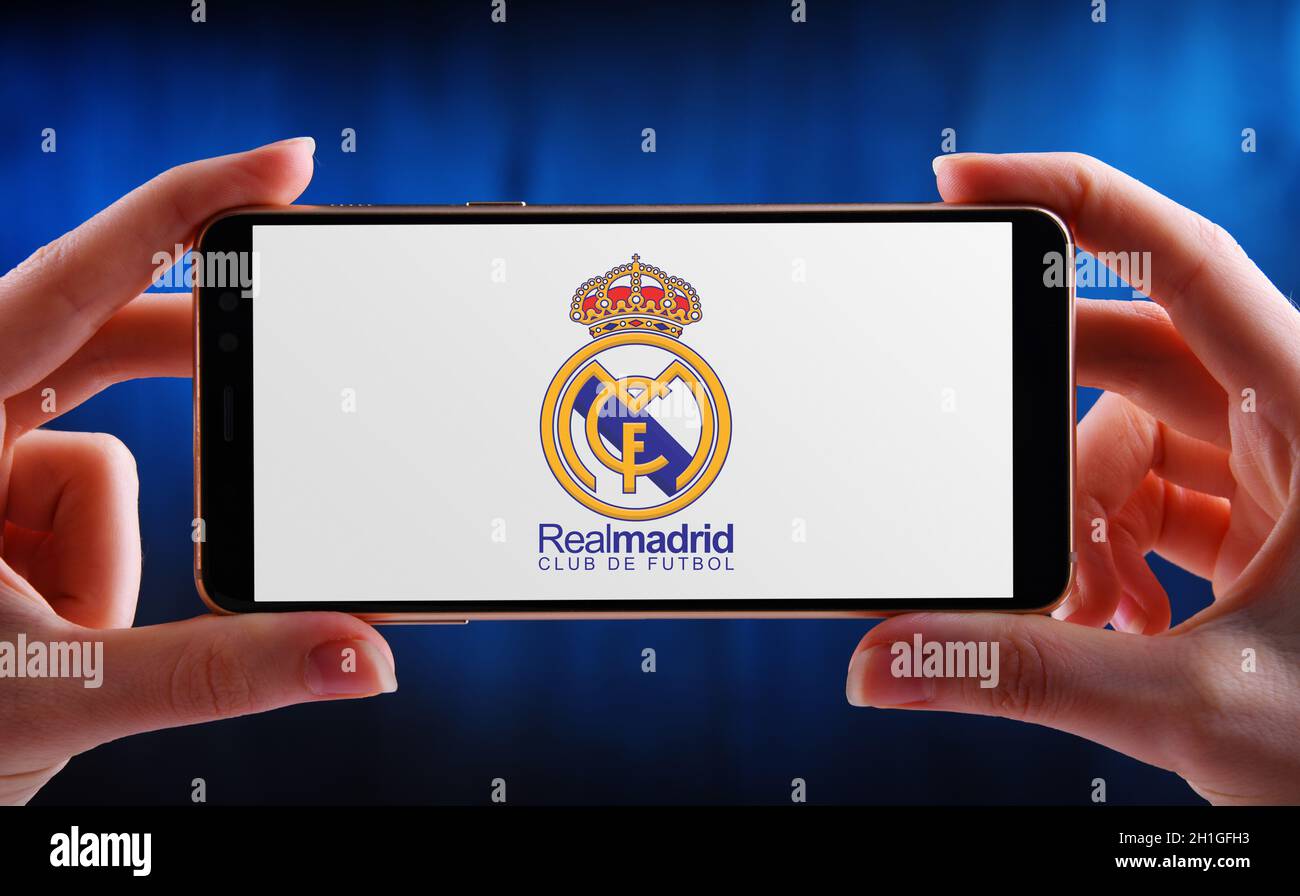 POZNAN, POL - 20 GIU 2020: Smartphone a mani libere con logo del Real Madrid, una società calcistica spagnola con sede a Madrid Foto Stock