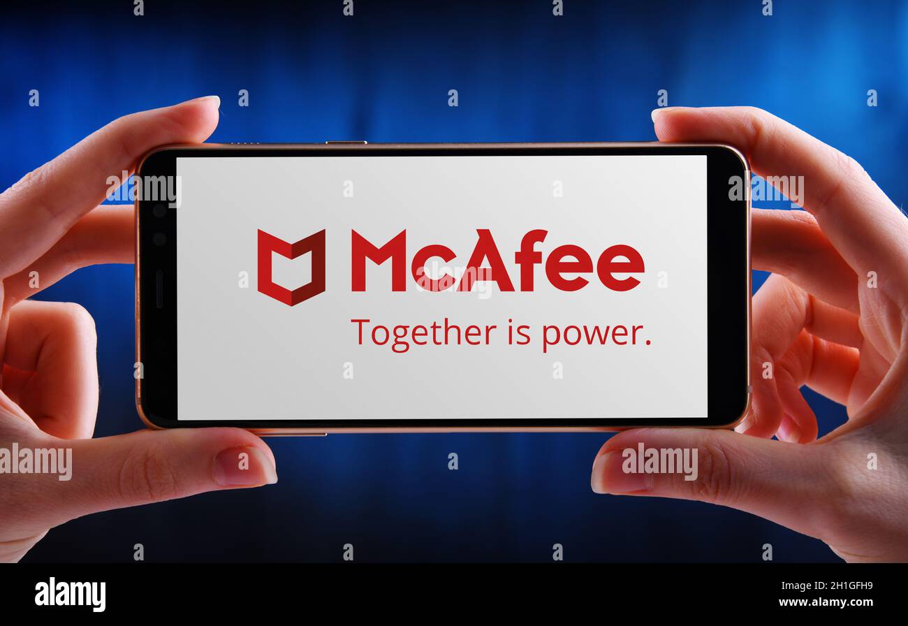 POZNAN, POL - 21 MAGGIO 2020: Hands holding smartphone con il logo di McAfee, una società americana globale di software per la sicurezza informatica con sede in Foto Stock