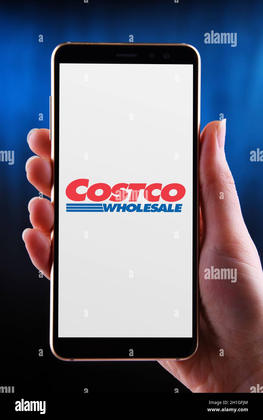 POZNAN, POL - 21 MAGGIO 2020: Smartphone a mani in mano con il logo di Costco, una società americana che gestisce una catena di software solo per i membri Foto Stock