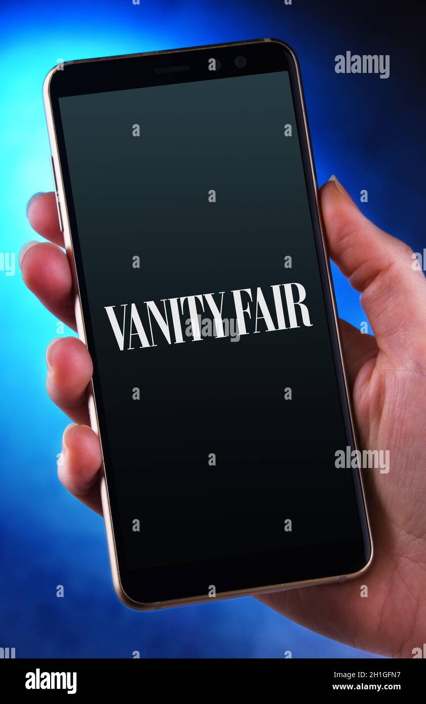POZNAN, POL - 12 GIU 2020: Smartphone che tiene mano con il logo di Vanity Fair, una rivista mensile di cultura pop, moda, e attualità pu Foto Stock