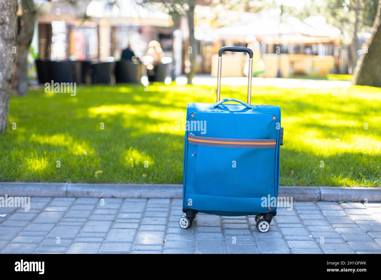 Valigia blu pronta per il viaggio Foto Stock