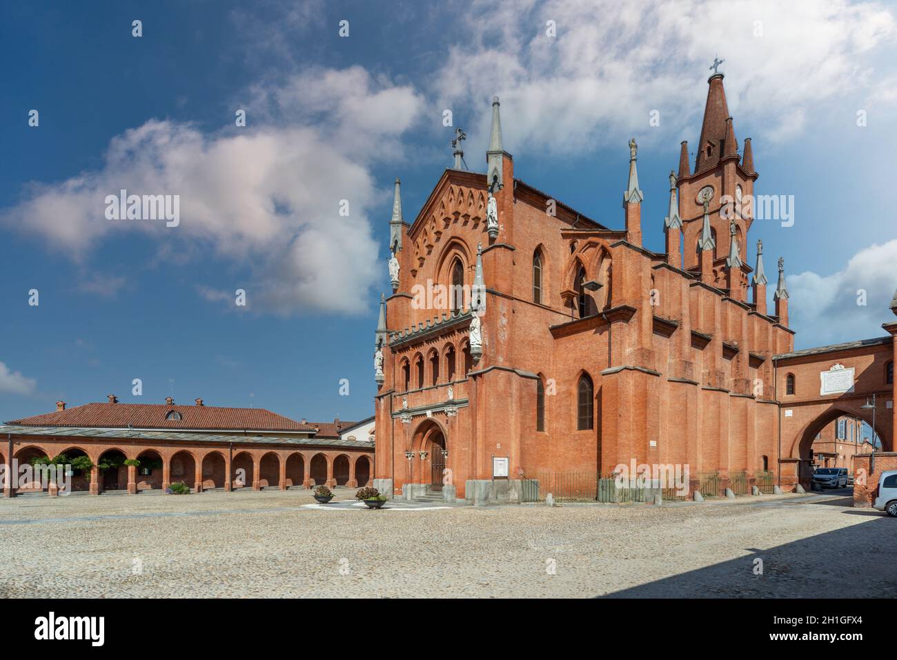 Pollenzo, Italia - 12 ottobre 2021: La Chiesa di San Vittore in Piazza Vittorio Emanuele II nei pressi del castello di Pollenzo Foto Stock