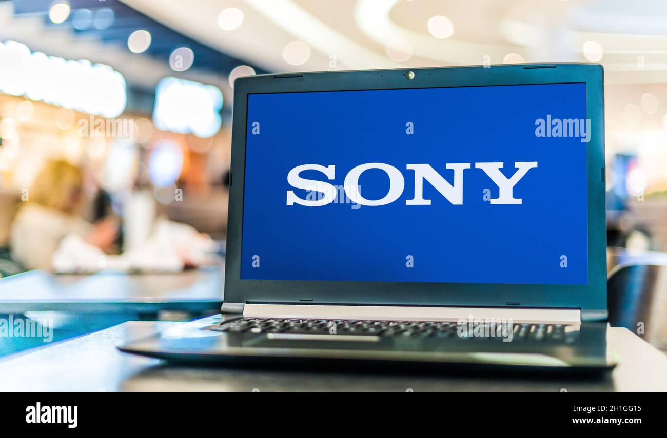 POZNAN, POL - Apr 28, 2020: Computer portatile con logo Sony, una multinazionale giapponese conglomerata con sede a Konan, Minato, Foto Stock
