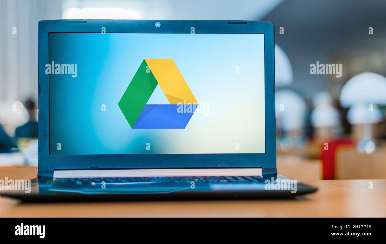 POZNAN, POL - 6 MAGGIO 2020: Computer portatile con logo di Google Drive, un servizio di archiviazione e sincronizzazione di file sviluppato da Google Foto Stock