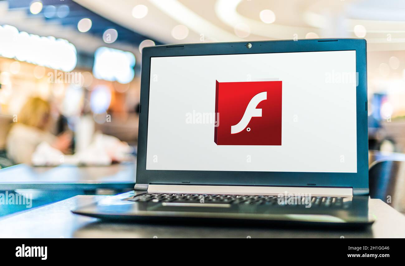 POZNAN, POL - 21 MAGGIO 2020: Computer portatile con logo Adobe Flash, una piattaforma software multimediale deprecata utilizzata per la produzione di animazione Foto Stock