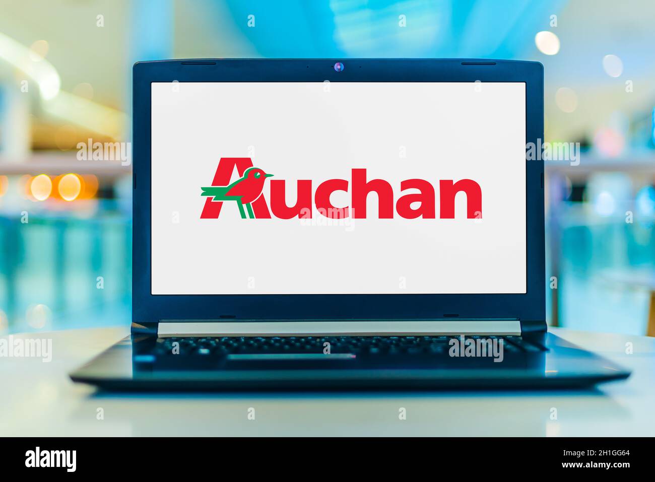 POZNAN, POL - 21 MAGGIO 2020: Computer portatile con logo di Auchan, un  gruppo multinazionale francese al dettaglio con sede a Croix, Francia Foto  stock - Alamy