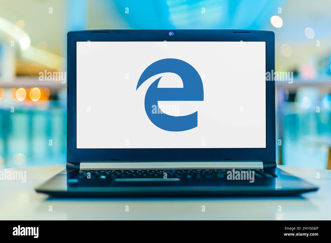 POZNAN, POL - 15 MAGGIO 2020: Computer portatile con logo di Microsoft Edge, un browser web sviluppato da Microsoft Foto Stock