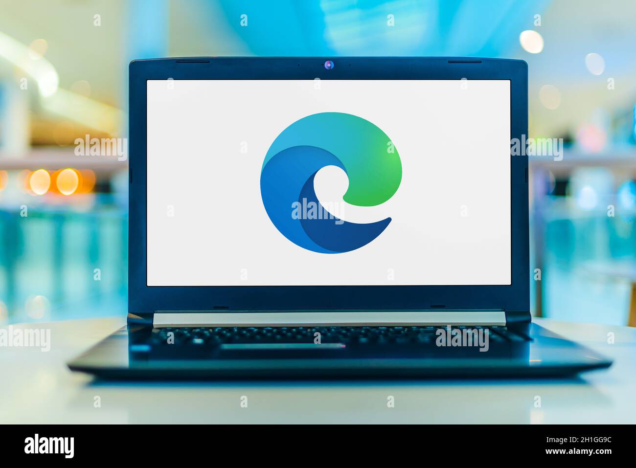 POZNAN, POL - 15 MAGGIO 2020: Computer portatile con logo di Microsoft Edge, un browser web sviluppato da Microsoft Foto Stock