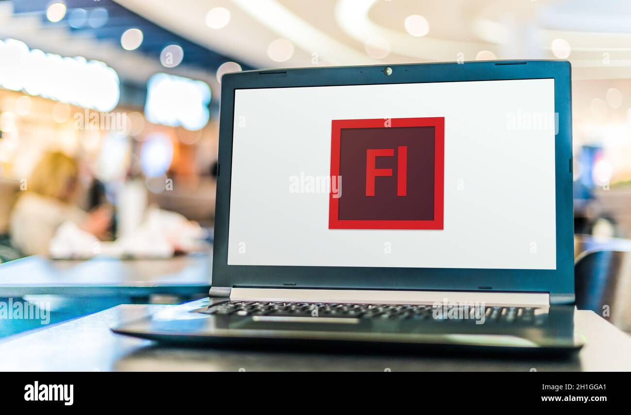POZNAN, POL - 21 MAGGIO 2020: Computer portatile con logo Adobe Flash, una piattaforma software multimediale deprecata utilizzata per la produzione di animazione Foto Stock