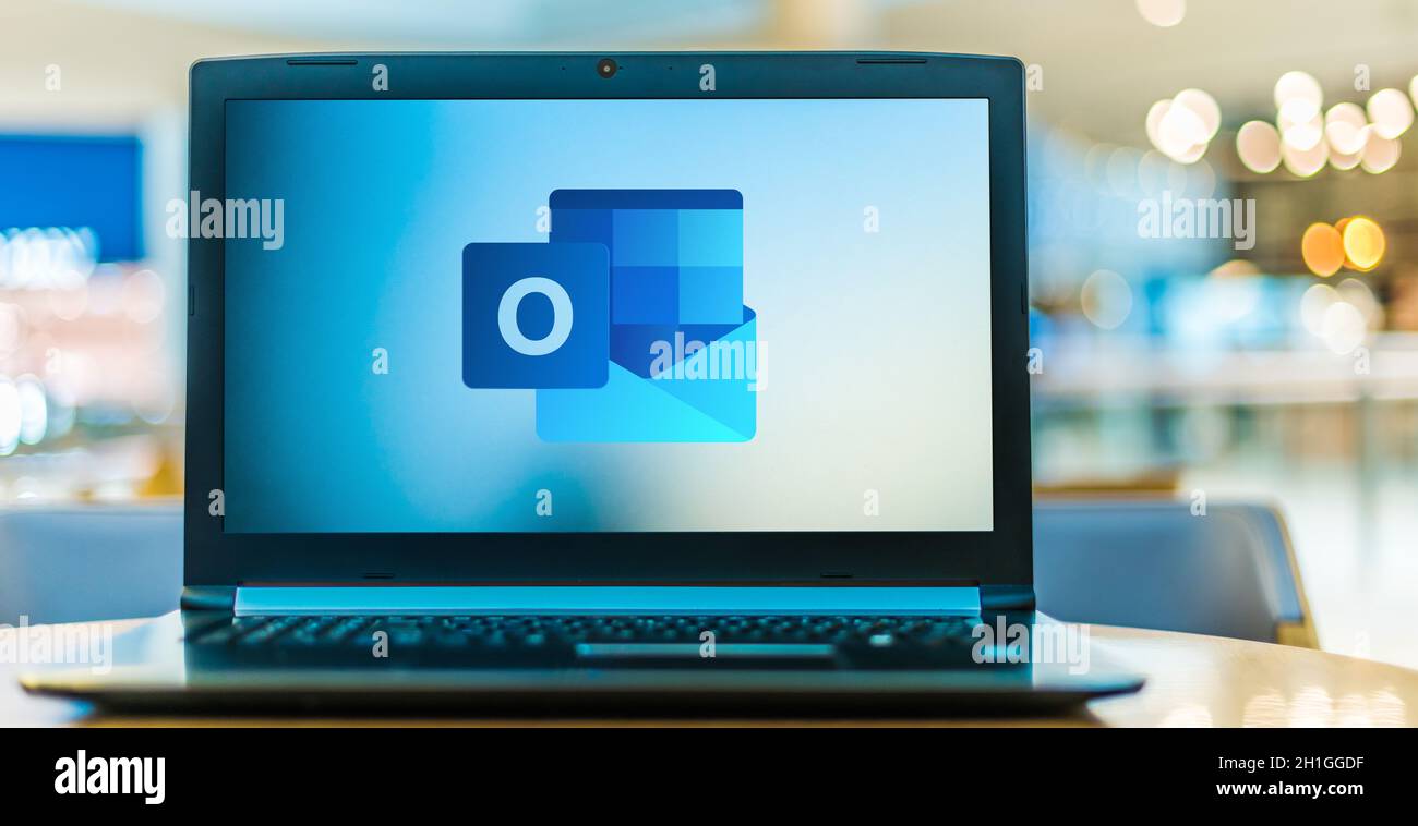 POZNAN, POL - 16 GIU 2020: Computer portatile con logo del programma Microsoft Outlook, parte del software e dei servizi della famiglia Office sviluppati da Foto Stock