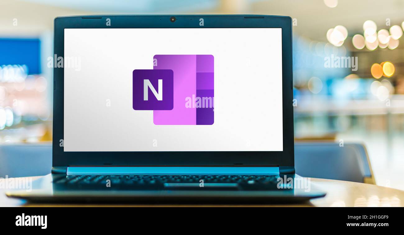 POZNAN, POL - 16 GIU 2020: Computer portatile con logo del programma Microsoft OneNote, parte della famiglia di software e servizi Office sviluppati da Foto Stock