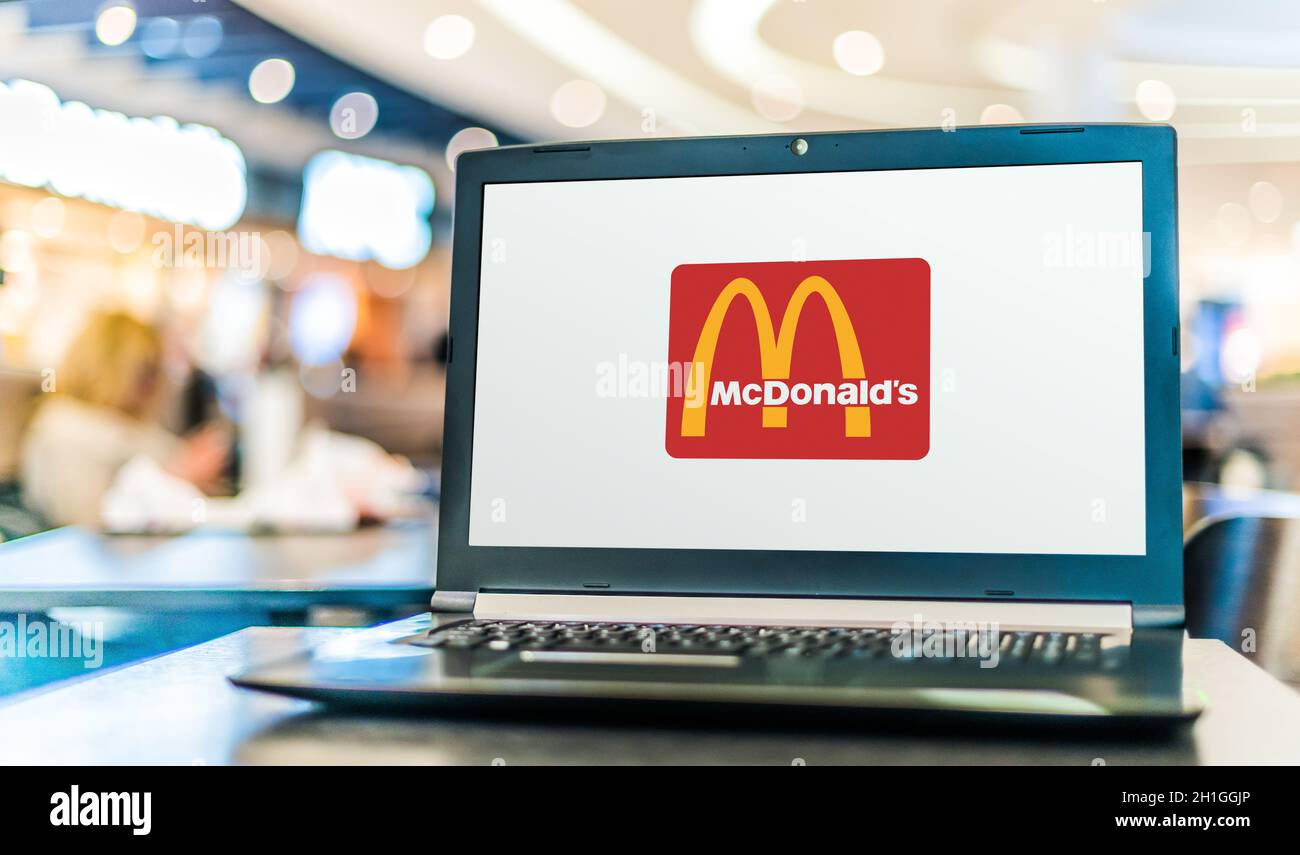 POZNAN, POL - 21 MAGGIO 2020: Computer portatile con il logo di McDonald's, una società americana di fast food, fondata nel 1940 Foto Stock