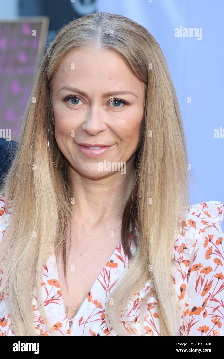 Jenny Elvers, Juliane Golbs - Golden Things Meets Pink Carpet, Studio 28 Milchstrasse, Amburgo, 21.07.2020 Foto Stock