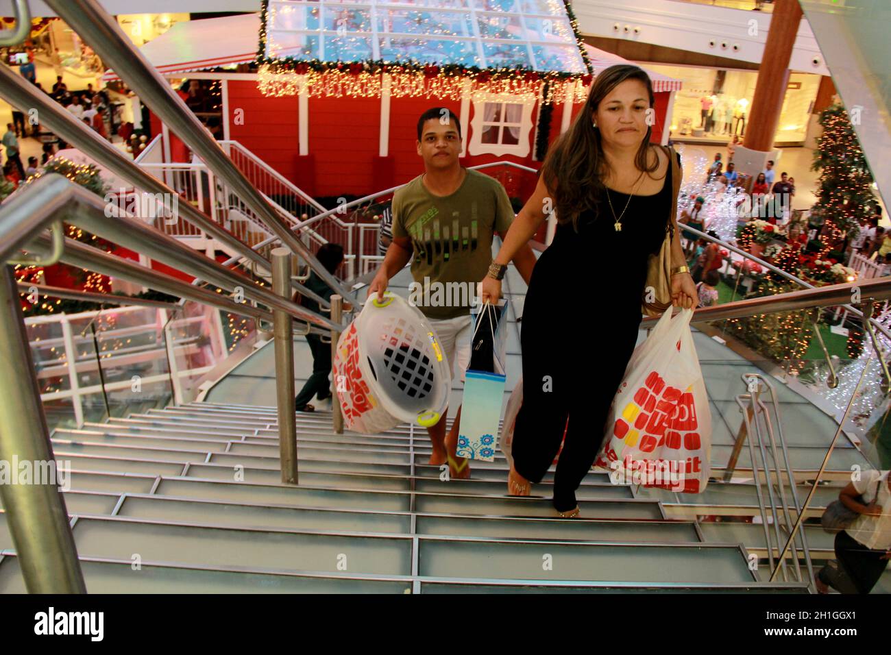 salvador, bahia / brasile - 16 novembre 2012: Si vedono le persone che fanno shopping per natale al centro di Shpping nella città di Salvador. Foto Stock