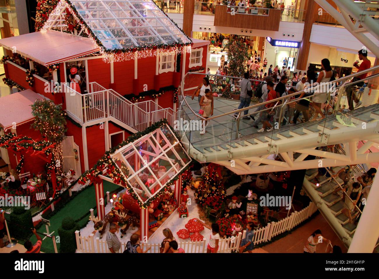 salvador, bahia / brasile - 16 novembre 2012: Si vedono le persone che fanno shopping per natale al centro di Shpping nella città di Salvador. Foto Stock