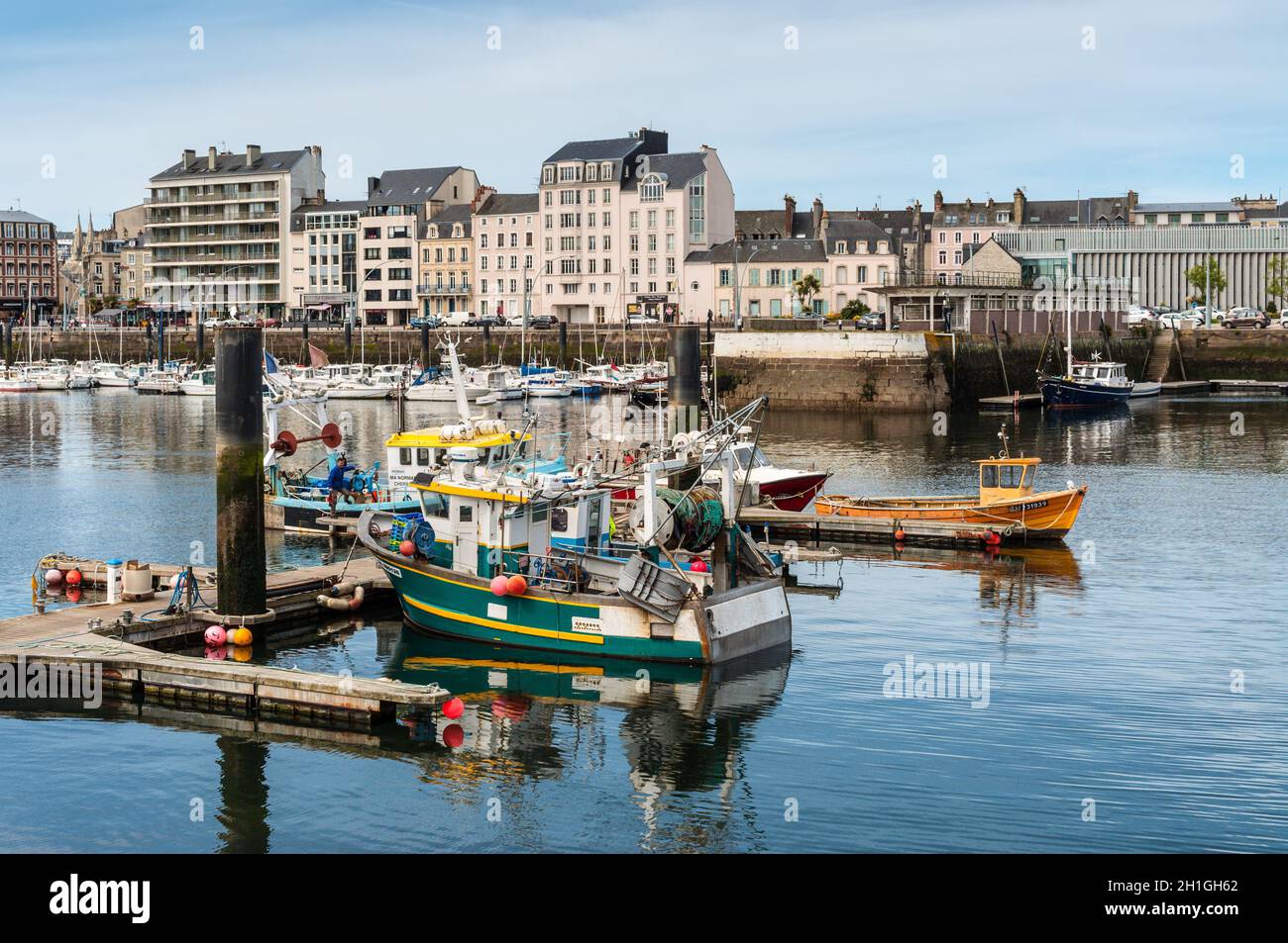Cherbourg, Francia - 22 Maggio 2017: barche da pesca nel porto di Cherbourg-Octeville, a nord della penisola di Cotentin, porto di Cherbourg è il b Foto Stock