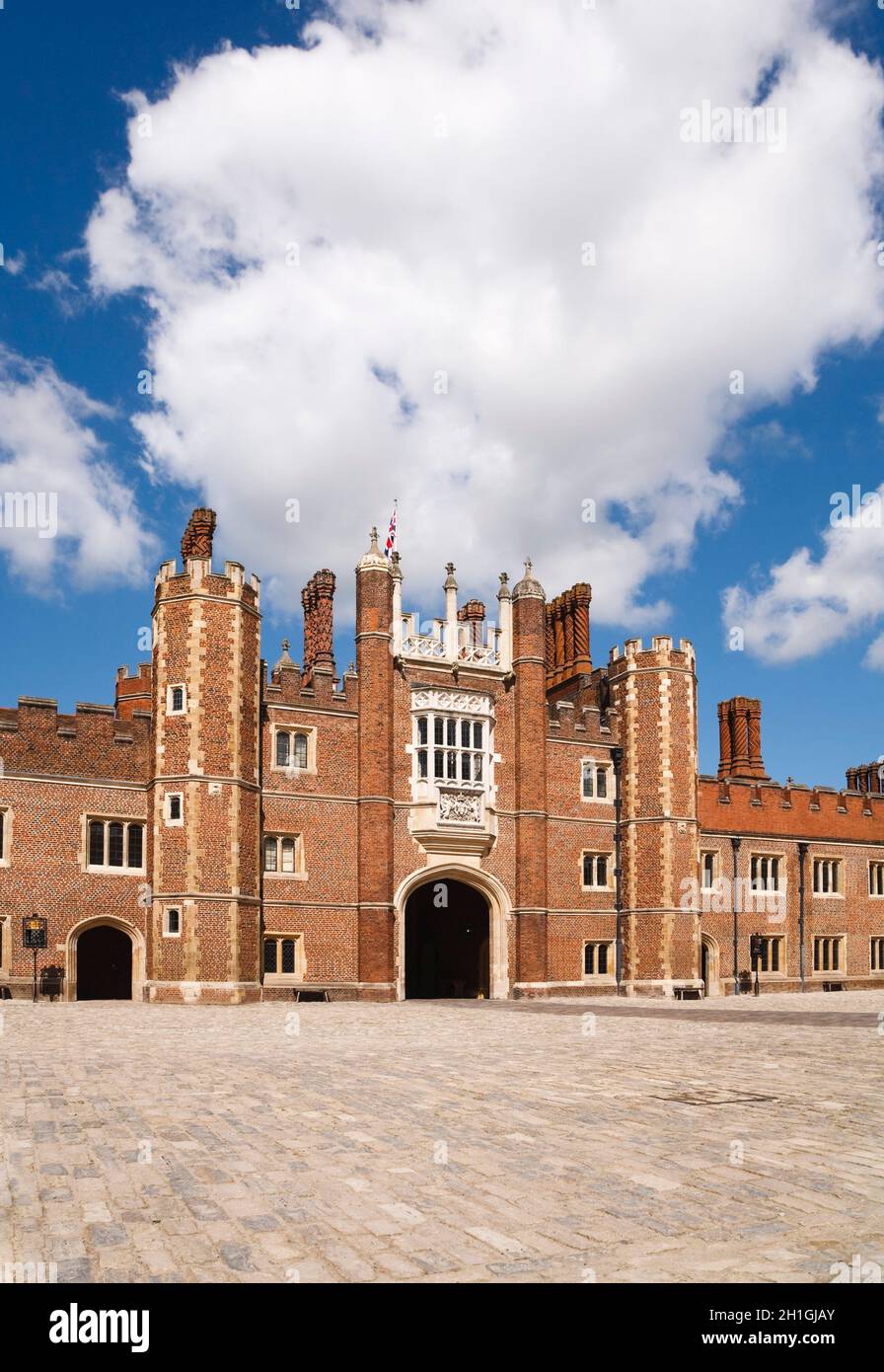 LONDRA, Regno Unito - 22 luglio 2011. Hampton Court Palace. Porta d'ingresso di fronte al palazzo Foto Stock