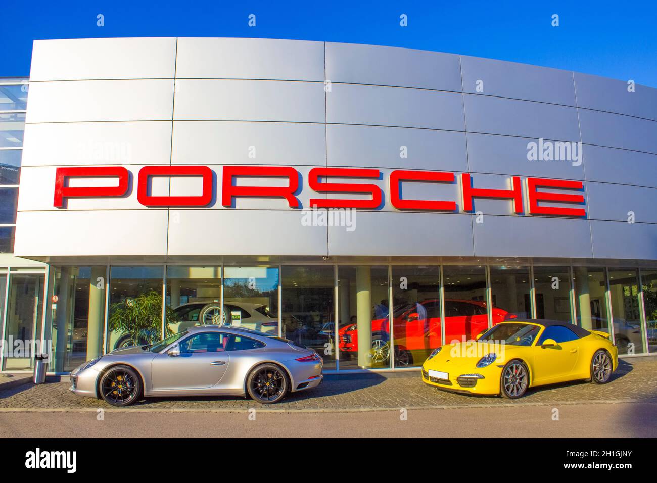 Kiev, Ucraina - 29 luglio 2020: Porsche automobili concessionaria esterno. Porsche Automobile Holding è una holding tedesca con investimenti in Foto Stock