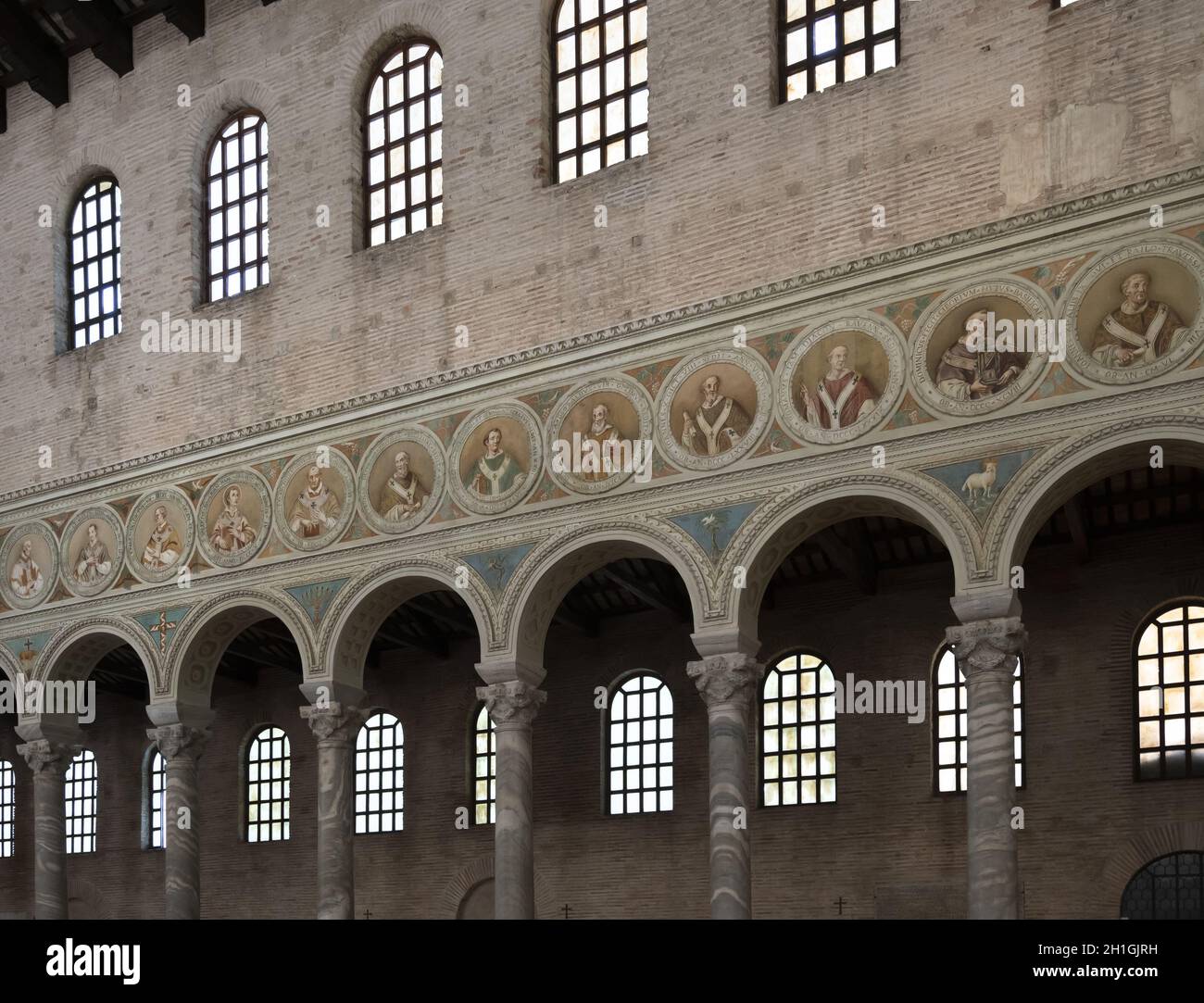 I mosaici sulle pareti all'interno della Basilica di Sant'Apollinare in
