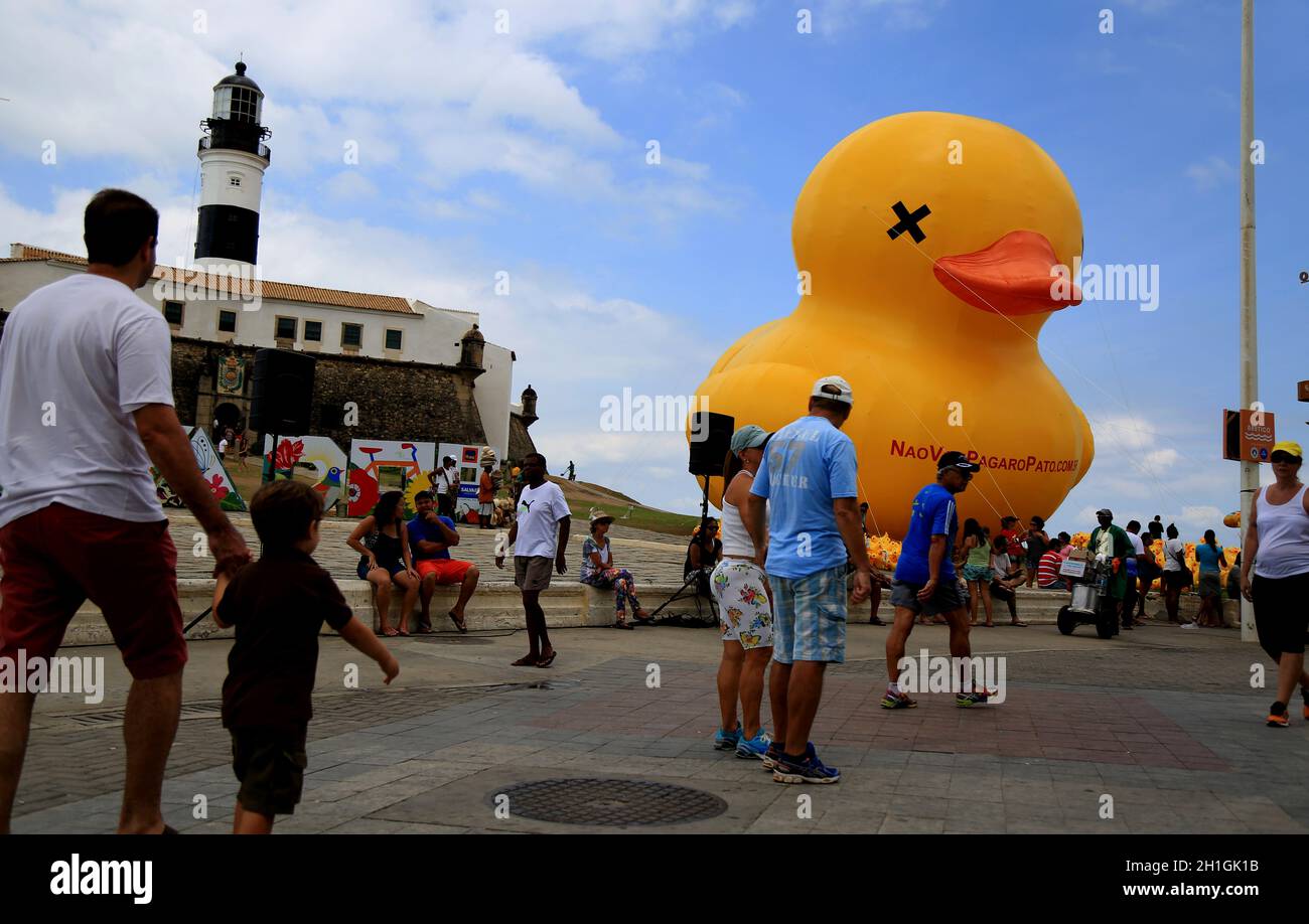 salvador, bahia / brasile - 29 novembre 2015: Anatra gonfiabile simbolo della campagna - non pagherò l'anatra - promosso Federazione delle Industrie di Foto Stock