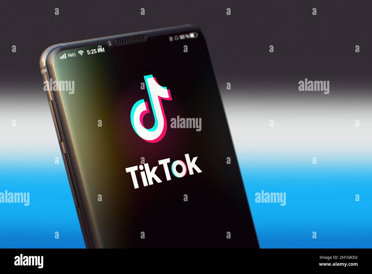 KIEV, UCRAINA-GIUGNO, 2020: Applicazione Tiktok Mobile sullo schermo dello smartphone. Primo piano Studio Shot dello smartphone con l'applicazione Tiktok. Foto Stock